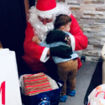 Et si vous invitiez le Père Noël et deux de ses lutins chez vous ?