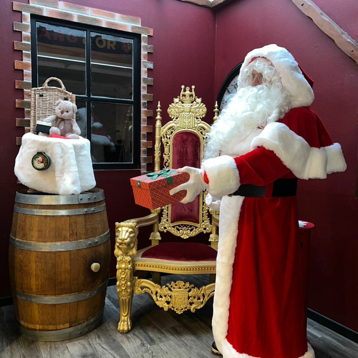 Prestation de Père Noël avec trône majestueux pour des photos inoubliables