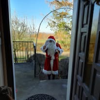 visite père noël seul ou avec sont traineau .