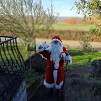 visite père noël seul ou avec sont traineau .