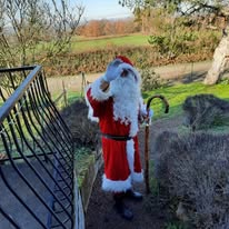 visite père noël seul ou avec sont traineau .